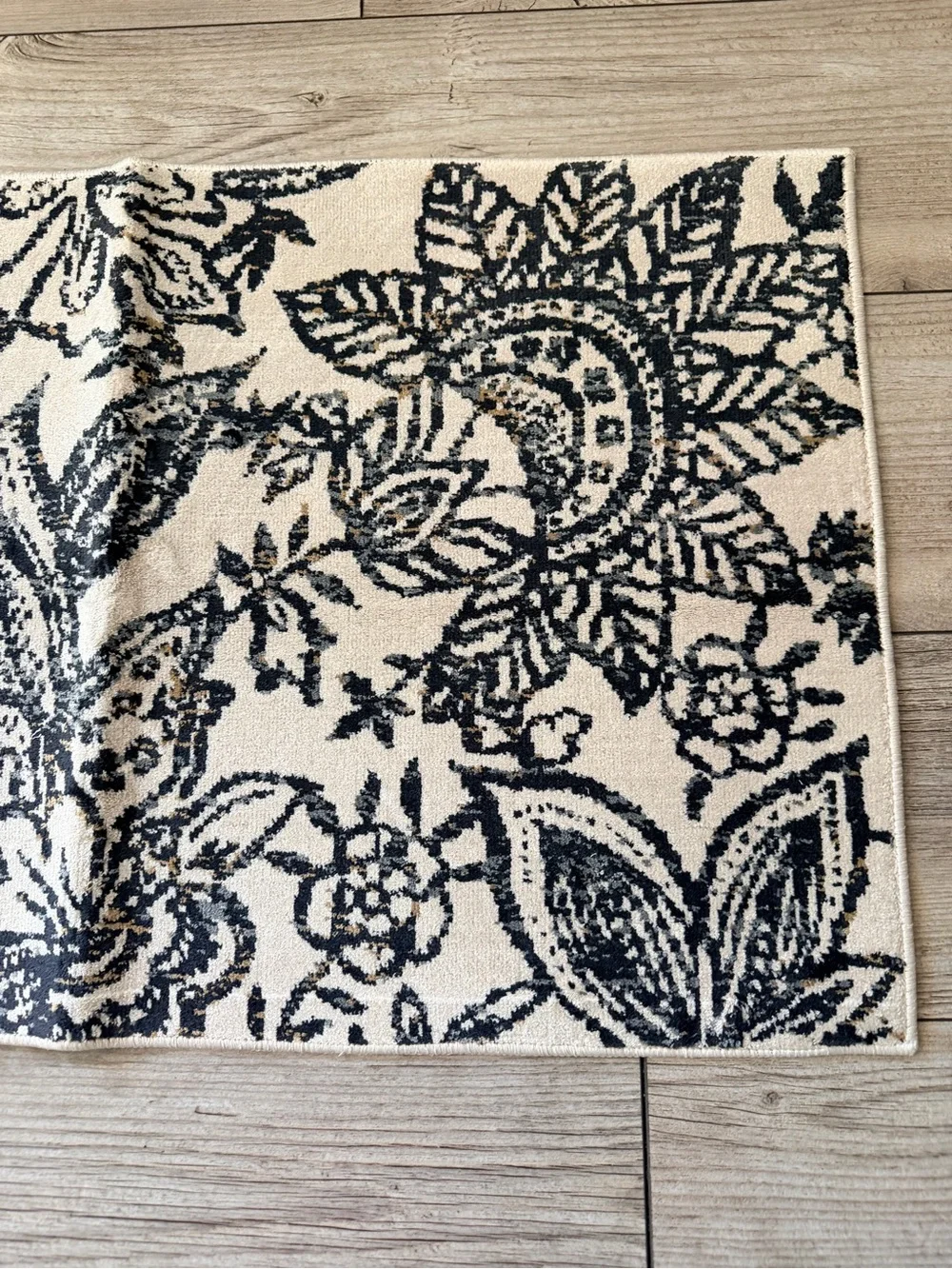 Valentina collection floral accent rug. 20”x34”. New with Tags